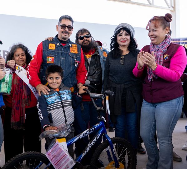 En este momento estás viendo #UniendoEsfuerzos con los #ReyesMagos y el Club de Motos “Renegados”, la presidenta municipal Norma Bustamante entregó juguetes a niñas y niños de la comunidad en el Centro Cultural Ángeles de Puebla.