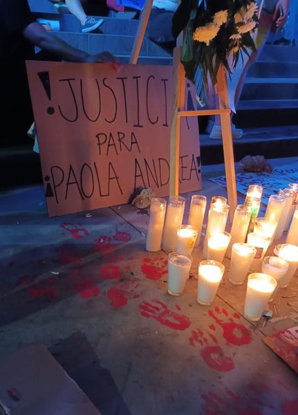 Lee más sobre el artículo Colectivos de busqueda se manifestaron en monumento a Benito Juárez para exigir justicia por muerte de Paola Bañuelos Flores.