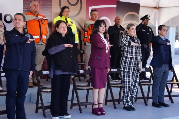 Lee más sobre el artículo La presidenta municipal Norma Bustamante dio inicio a la celebración del 122 Aniversario de la Fundación de Mexicali con el izamiento de la bandera en la explanada cívica del Palacio Municipal. Durante el mes de marzo, se llevarán a cabo una serie de actividades culturales, deportivas y artísticas en honor a la grandeza de la capital de Baja California.