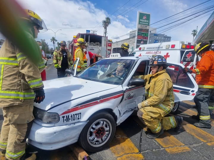 Lee más sobre el artículo CHOCAN EN LA JUSTO SIERRA, QUEDAN 2 PERSONAS PRENSADAS