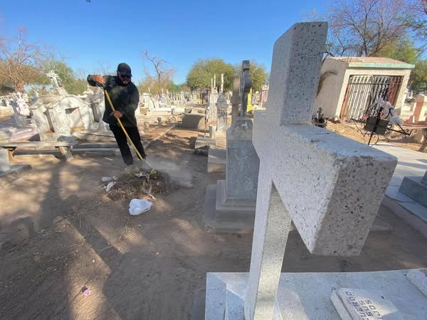 Lee más sobre el artículo LIMPIA PANTEONES GOBIERNO DE MEXICALI PARA RECIBIR A FAMILIAS EN EL DÍA DE LAS MADRES