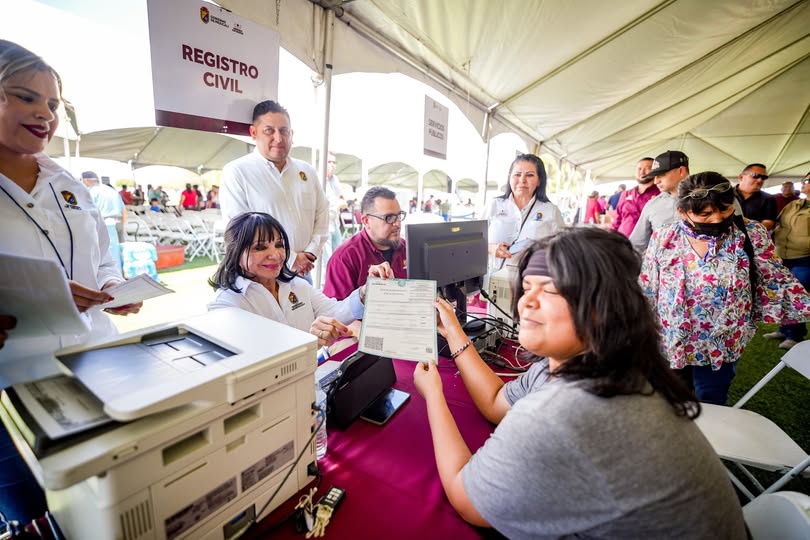 Lee más sobre el artículo Brigadas del DIF llegan al km 43, la alcaldesa Norma Bustamante atiende a las familias.