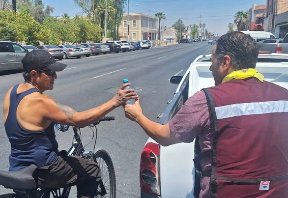 Lee más sobre el artículo “S.O.S. HIDRÁTATE” una botella de agua, el mejor regalo ante el calor extremo de Mexicali.