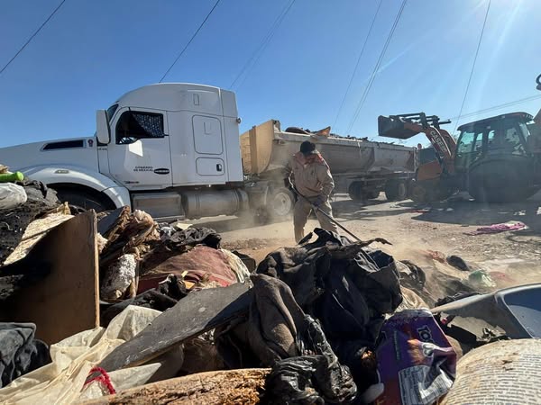Lee más sobre el artículo En atención a reportes ciudadanos, personal el Ayuntamiento de Mexicali realizó labores de limpieza en una vivienda ubicada en las calles Ojos Negros y San Marcos, en el fraccionamiento Valle de las Misiones, retirando objetos, muebles viejos y basura acumulada.