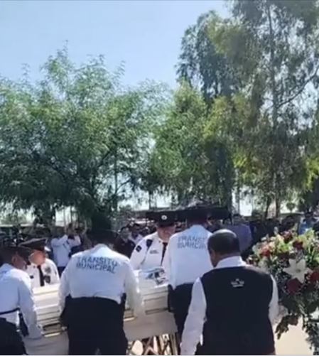 Lee más sobre el artículo “Tu turno ha terminado” así despiden al policía municipal, Roberto Méndez Arreola, as3s!nado afuera de su domicilio después de cumplir con su horario de servicio como Sub-comandante de la zona valle de Mexicali.