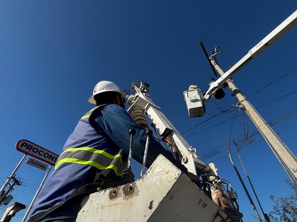 Lee más sobre el artículo Mexicali Brilla  reponen transformadores de alumbrado público sobre la carretera a San Felipe, a la altura del km 1.
