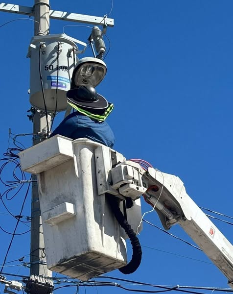 Lee más sobre el artículo Rehabilitan alumbrado público en Colomia Carranza. Así el Ayuntamiento de Mexicali realiza el programa  ¡Mexicali Brilla más fuerte cada día!